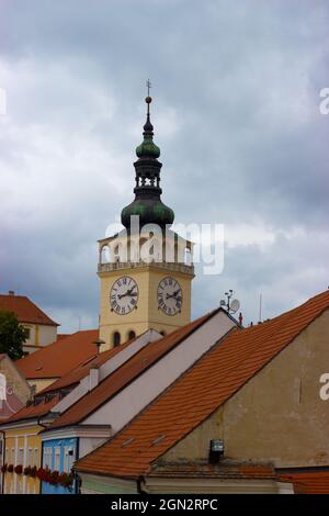 Blick auf den Kirchturm des Heiligen Wenzels in Mikulov in der Tschechischen Republik. Stockfoto