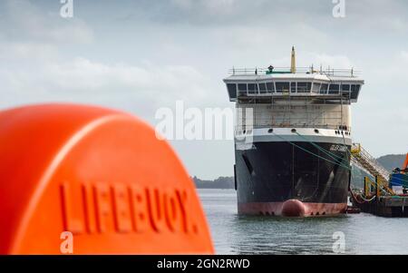 Port Glasgow, 21. September 2021, Blick auf die umstrittene kaledonische MacBrayne-Fähre, die in der Ferguson Marine Werft auf Clyde in Port Glasgow gebaut wird Stockfoto