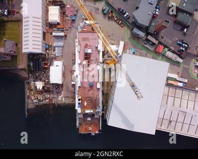 Port Glasgow, 21. September 2021. Luftaufnahme der unbenannten Fähre Hull 802, die in der Ferguson Marine Werft am Fluss Clyde in Port Glasgow gebaut wird Stockfoto