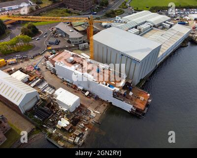 Port Glasgow, 21. September 2021. Luftaufnahme der unbenannten Fähre Hull 802, die in der Ferguson Marine Werft am Fluss Clyde in Port Glasgow gebaut wird Stockfoto