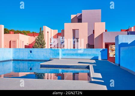 Geometrisches Gebäude mit Pool. Die rote Mauer, Calp, Spanien Stockfoto