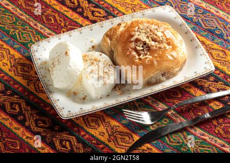 Türkisches Dessert mit Walnüssen. (Sac Arasi) Vanilleeis. Stockfoto