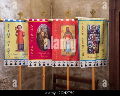 Prozessionsbanner, Abtei Saint-Gildas (12.-15.-16.-18.-20. Jahrhundert), Saint Gildas-des-Bois, Frankreich. Stockfoto