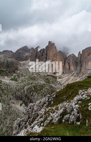 Rifugio Antermoia Hütte mit Lago di Antermoia See und Gipfeln rund um den Mantelgipfel in den Dolomiten in Italien Stockfoto