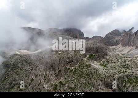 Rifugio Antermoia Hütte mit Lago di Antermoia See und Gipfeln rund um den Mantelgipfel in den Dolomiten in Italien Stockfoto