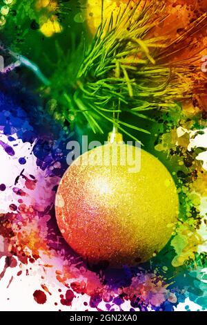 Weihnachtskugel vor einem Regenbogen Hintergrund Weihnachtsbaum Ornament an einem Kiefernzweig hängen. Bunte Spritzer und Farbtropfen. Di Stockfoto