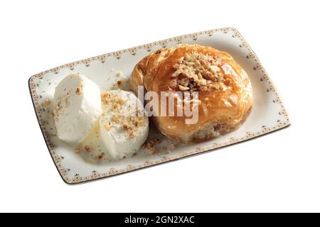 Türkisches Dessert mit Walnüssen. (Sac Arasi) Vanilleeis. Stockfoto