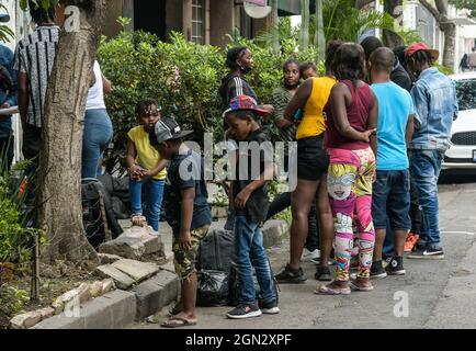 Nicht exklusiv: MEXIKO-STADT, MEXIKO 21. SEPTEMBER 2021: Haitianische Migranten ruhen außerhalb von CONAMAR, während ihres Aufenthalts in Mexiko-Stadt, um Hilfe zu erhalten Stockfoto