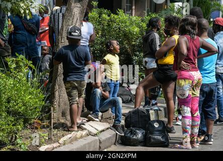 Nicht exklusiv: MEXIKO-STADT, MEXIKO 21. SEPTEMBER 2021: Haitianische Migranten ruhen außerhalb von CONAMAR, während ihres Aufenthalts in Mexiko-Stadt, um Hilfe zu erhalten Stockfoto