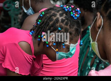 Nicht exklusiv: MEXIKO-STADT, MEXIKO 21. SEPTEMBER 2021: Ein haitianisches Migrantenkind ruht während ihres Aufenthalts in Mexiko-Stadt außerhalb von CONAMAR, um es zu holen Stockfoto