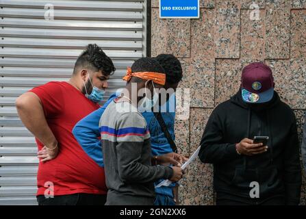 Nicht exklusiv: MEXIKO-STADT, MEXIKO 21. SEPTEMBER 2021: Haitianische Migranten ruhen außerhalb von CONAMAR, während ihres Aufenthalts in Mexiko-Stadt, um Hilfe zu erhalten Stockfoto