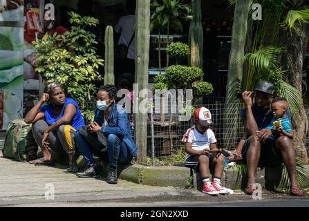 Nicht exklusiv: MEXIKO-STADT, MEXIKO 21. SEPTEMBER 2021: Haitianische Migranten ruhen außerhalb von CONAMAR, während ihres Aufenthalts in Mexiko-Stadt, um Hilfe zu erhalten Stockfoto