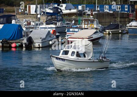 Ein kleines Fischerboot namens Bertha, das am Fluss Arun in Littlehampton auf See fährt. Stockfoto