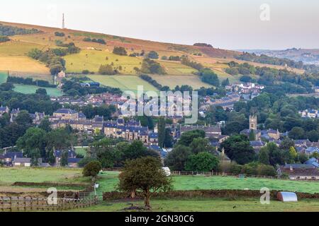 Ein Blick am frühen Morgen auf das malerische Dorf Hayfield in High Peak, Derbyshire, England, Großbritannien Stockfoto