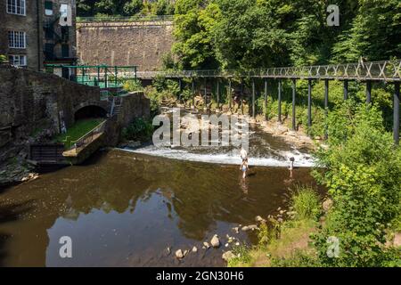 Torr Vale Mill und Millennium Walkway im Goyt Valley in New Mills, Derbyshire, England, Großbritannien Stockfoto