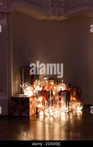 Geschenke für das neue Jahr sind unter dem Baum Stockfoto