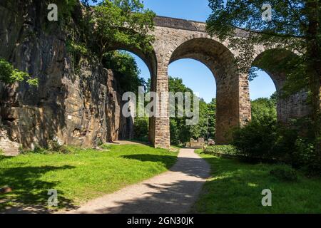 Der Torr Vale Viadukt auf der Union Road über den Fluss Goyt in Torr Vale, New Mills in Derbyshire, England, Großbritannien Stockfoto