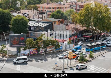 ANKARA-TÜRKEI, 20. September 2021: Kreuzung der Straßen Ayranci und Simon Bolivar im Bezirk Cankaya in Ankara. Bus, Autos und andere Fahrzeuge in traf Stockfoto