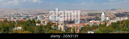 Schöner Panoramablick auf Ankara, Hauptstadt der Türkei, vom Botanischen Park im Cankaya Bezirk. Stockfoto