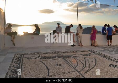 Plaka, Griechenland. September 2021. Urlauber, Touristen sitzen auf einer weißen Wand und genießen die Abendsonne auf der Insel Milos/Griechenland. Kredit: dpa/Alamy Live Nachrichten Stockfoto