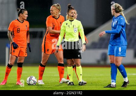 REYKJAVIK, ISLAND - 21. SEPTEMBER: Schiedsrichterin Rebecca Welch während der FIFA Frauen-WM-Qualifikationsrunde 2023 zwischen Island und den Niederlanden am 21. September 2021 in Laugardalsvollur in Reykjavik, Island (Foto: Andre Weening/Orange Picles) Stockfoto