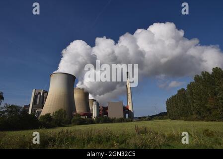 Weisweiler, Deutschland. September 2021. Aus den Kühltürmen des Braunkohlekraftwerks Weisweiler der RWE Power AG in Eschweiler Weisweiler kommt dichter Rauch, Dampf. Quelle: Horst Galuschka/dpa/Alamy Live News Stockfoto