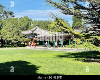 Peking, Peking, China. September 2021. Während des Mid-Autumn Festivals regnete es zwei Tage lang in Peking. Nach dem herbstlichen Regen waren nicht viele Touristen im Park des Himmelstempels, und die Luft war klar und angenehm. (Bild: © SIPA Asia via ZUMA Press Wire) Stockfoto