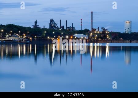 Industriehafen bei Nacht mit Blick auf das Stahlwerk Dillinger Hütte in Dillingen Saar Stockfoto