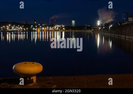 Industriehafen bei Nacht mit Blick auf das Stahlwerk Dillinger Hütte in Dillingen Saar Stockfoto