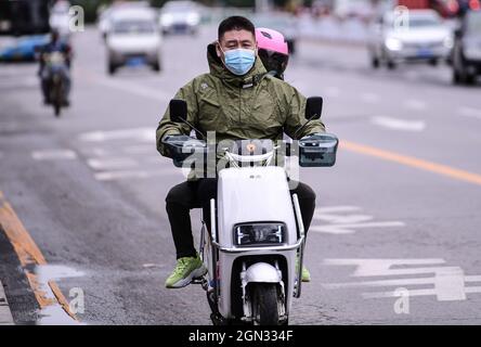 Shenyang, Shenyang, China. September 2021. Am 22. September 2021 sank die Temperatur in Shenyang, von Niederschlägen betroffen, plötzlich, mit einer Temperatur von etwa 10Ã‚Â C. Die Abkühlung hat den Bürgern viele Veränderungen gebracht, die ihre Kleidung nacheinander gewechselt haben und einige sogar Winterkleidung wie wattierte Baumwollkleidung anziehen. (Bild: © SIPA Asia via ZUMA Press Wire) Stockfoto