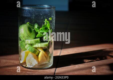 Verschiedene Obst- und Gemüsesorten in einem Glas in der Sonne Stockfoto
