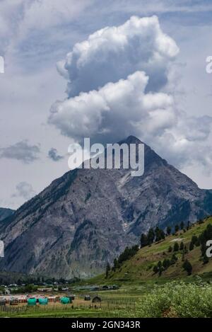 Bandipora, Jammu und Kaschmir, Indien. September 2021. Am 21. September 2021 fährt ein Mann mit dem Motorrad auf einer abgelegenen Bergstraße hoch im Himalaya, die Srinagar mit Gilgit Baltistan im Distrikt Bandipora verbindet. Der Razdan-Pass ist der einzige Hochgebirgspass zwischen Srinagar und Gurez; er liegt auf einer Höhe von 11,672ft über dem Meeresspiegel. Die Straße über den Pass, genannt Bandipora-Gurez Autobahn, verbindet mehrere abgelegene Dörfer, einschließlich derjenigen in der Nähe der Loc mit Bandipora und Srinagar. Quelle: Adil Abbas/ZUMA Wire/Alamy Live News Stockfoto