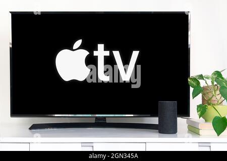 Apple TV läuft auf einem Smart tv im Wohnzimmer. Keine Personen und leerer Platz für den Inhalt des Editors Stockfoto