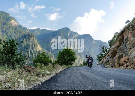 Bandipora, Jammu und Kaschmir, Indien. September 2021. Am 21. September 2021 fährt ein Mann mit dem Motorrad auf einer abgelegenen Bergstraße hoch im Himalaya, die Srinagar mit Gilgit Baltistan im Distrikt Bandipora verbindet. Der Razdan-Pass ist der einzige Hochgebirgspass zwischen Srinagar und Gurez; er liegt auf einer Höhe von 11,672ft über dem Meeresspiegel. Die Straße über den Pass, genannt Bandipora-Gurez Autobahn, verbindet mehrere abgelegene Dörfer, einschließlich derjenigen in der Nähe der Loc mit Bandipora und Srinagar. Quelle: Adil Abbas/ZUMA Wire/Alamy Live News Stockfoto