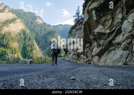 Bandipora, Jammu und Kaschmir, Indien. September 2021. Ein Mann geht am 21. September 2021 auf einer abgelegenen Bergstraße hoch im Himalaya, die Srinagar mit Gilgit Baltistan im Distrikt Bandipora verbindet. Der Razdan-Pass ist der einzige Hochgebirgspass zwischen Srinagar und Gurez; er liegt auf einer Höhe von 11,672ft über dem Meeresspiegel. Die Straße über den Pass, genannt Bandipora-Gurez Autobahn, verbindet mehrere abgelegene Dörfer, einschließlich derjenigen in der Nähe der Loc mit Bandipora und Srinagar. Quelle: Adil Abbas/ZUMA Wire/Alamy Live News Stockfoto