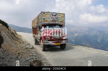 Bandipora, Jammu und Kaschmir, Indien. September 2021. Ein beladener LKW fährt am 21. September 2021 auf einer abgelegenen Bergstraße hoch im Himalaya, die Srinagar mit Gilgit Baltistan im Distrikt Bandipora verbindet. Der Razdan-Pass ist der einzige Hochgebirgspass zwischen Srinagar und Gurez; er liegt auf einer Höhe von 11,672ft über dem Meeresspiegel. Die Straße über den Pass, genannt Bandipora-Gurez Autobahn, verbindet mehrere abgelegene Dörfer, einschließlich derjenigen in der Nähe der Loc mit Bandipora und Srinagar. Quelle: Adil Abbas/ZUMA Wire/Alamy Live News Stockfoto