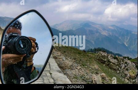 Bandipora, Jammu und Kaschmir, Indien. September 2021. Ein Blick auf die Bergstraße hoch im Himalaya, die Srinagar mit Gilgit Baltistan im Distrikt Bandipora am 21. September 2021 verbindet. Der Razdan-Pass ist der einzige Hochgebirgspass zwischen Srinagar und Gurez; er liegt auf einer Höhe von 11,672ft über dem Meeresspiegel. Die Straße über den Pass, genannt Bandipora-Gurez Autobahn, verbindet mehrere abgelegene Dörfer, einschließlich derjenigen in der Nähe der Loc mit Bandipora und Srinagar. Quelle: Adil Abbas/ZUMA Wire/Alamy Live News Stockfoto