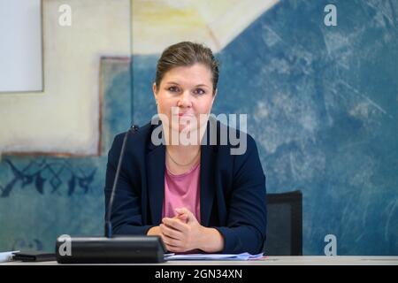 22. September 2021, Sachsen-Anhalt, Magdeburg: Franziska Weidinger (CDU), Ministerin der Justiz und des Verbraucherschutzes bei der Landespressekonferenz. Auf der Pressekonferenz stellte der CDU-Minister die Pläne für die nächsten fünf Jahre vor. Foto: Klaus-Dietmar Gabbert/dpa-Zentralbild/dpa Stockfoto