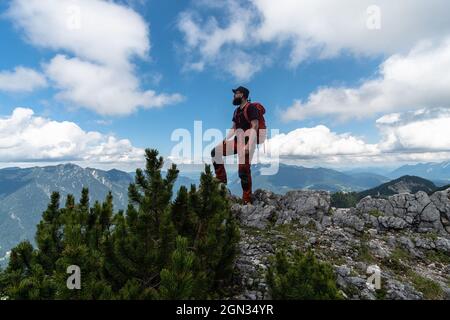 Aufnahme eines bärtigen Mannes, der am Rand einer Klippe in Hollental, Garmisch-Partenkirchen, Deutschland, steht Stockfoto