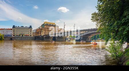 Nationaltheatergebäude und Legionsbrücke, Prag, Tschechische republik, Blick auf die Moldau Stockfoto