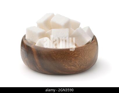 Holzschale aus weißen, raffinierten Zuckerwürfeln, isoliert auf Weiß Stockfoto