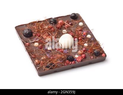 Handgemachte dunkle Schokolade mit Beeren isoliert auf weiß Stockfoto