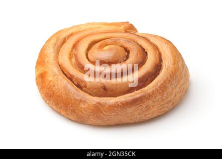 Frisch gebackene süße Blätterrolle mit Marmelade isoliert auf Weiß Stockfoto