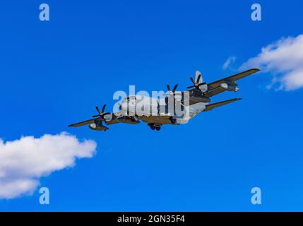 Ein Lockheed C-130 Hercules Frachtflugzeug nähert sich der Start- und Landebahn und landet auf der Hill Air Force Base, Layton, Utah, USA. Stockfoto