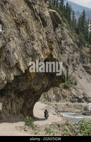 Bandipora, Jammu und Kaschmir, Indien. September 2021. Am 21. September 2021 fährt ein Mann mit dem Motorrad auf einer abgelegenen Bergstraße hoch im Himalaya, die Srinagar mit Gilgit Baltistan im Distrikt Bandipora verbindet. Der Razdan-Pass ist der einzige Hochgebirgspass zwischen Srinagar und Gurez; er liegt auf einer Höhe von 11,672ft über dem Meeresspiegel. Die Straße über den Pass, genannt Bandipora-Gurez Autobahn, verbindet mehrere abgelegene Dörfer, einschließlich derjenigen in der Nähe der Loc mit Bandipora und Srinagar. Quelle: Adil Abbas/ZUMA Wire/Alamy Live News Stockfoto