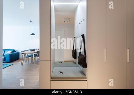 Flur mit Schrank in moderner Wohnung Stockfoto