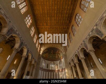 Rom, Italien - 21. August 2021 Basilika Santa Sabina all'Aventino interior. Es ist das perfekte Beispiel einer christlichen Basilika aus dem 5. Jahrhundert Stockfoto