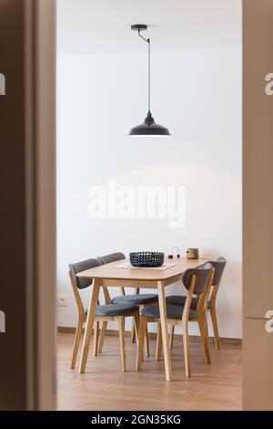 Esstisch in moderner Wohnung Stockfoto
