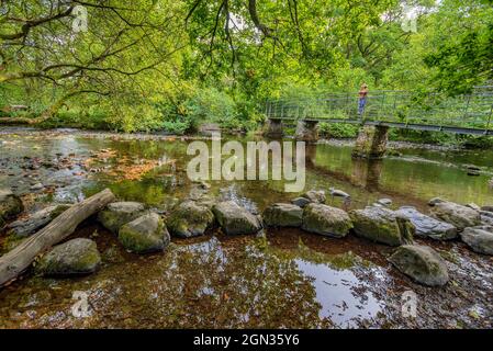 Eine Fußgängerbrücke über den Fluss Rothay in der Nähe von Ambleside in den Seen. Stockfoto