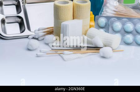 Wundpflege-Verbandsset. Medizinische Versorgung für Diabetes, chirurgische und zufällige Wunden Versorgung. Medizinische Geräte für Krankenpfleger. Zeps, Wattestäbchen, konform Stockfoto